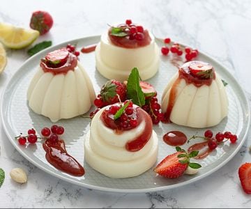 Pudins de amêndoas com compota de morangos
