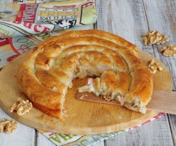 Espiral de massa folhada com gorgonzola e mortadela