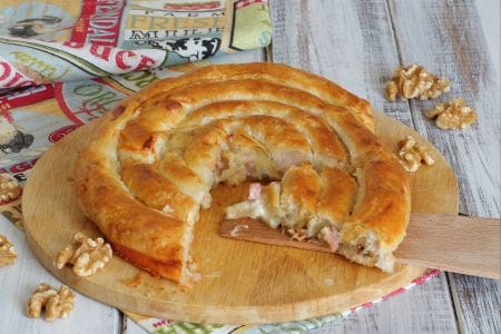 Espiral de massa folhada com gorgonzola e mortadela