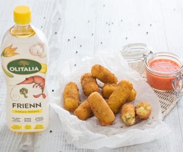 Croquetes de pão cacio e pepe com coulis de tomate