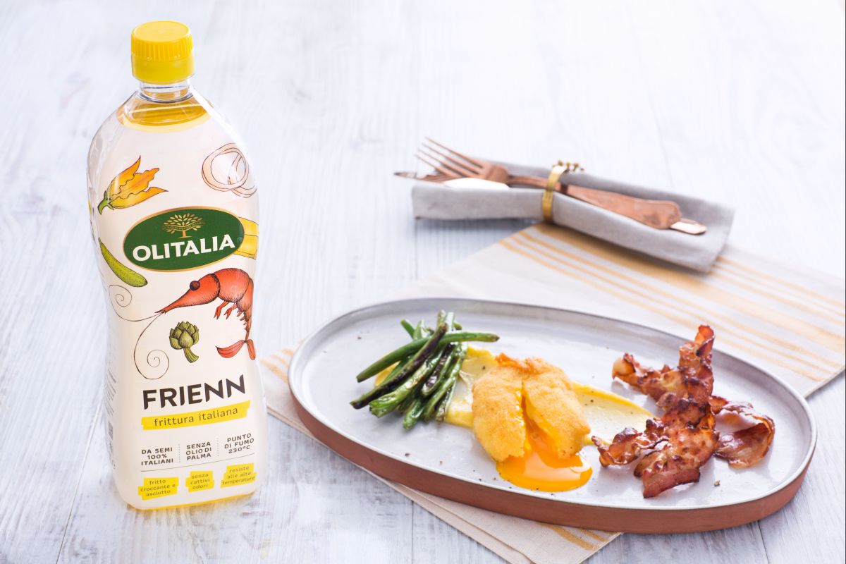 Ovo poche frito com legumes, bacon e molho béarnaise
