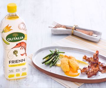 Ovo poche frito com legumes, bacon e molho béarnaise
