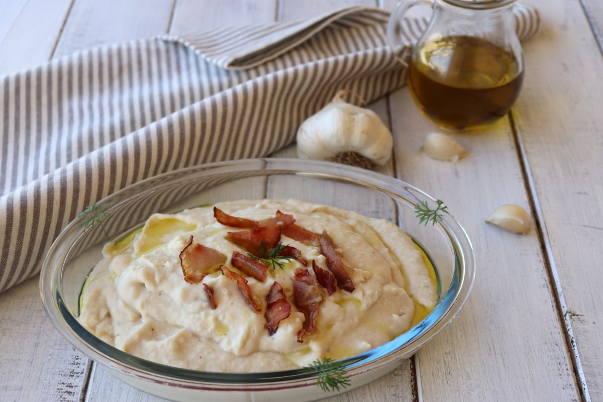 Purê de feijão com bacon crocante