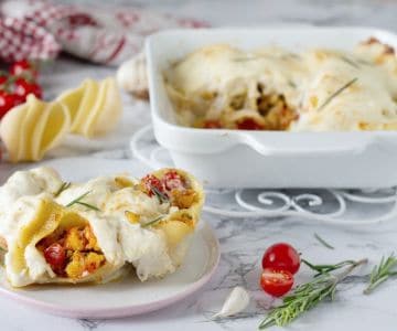 Conchiglioni ao forno com ragu de camarões e merluza ao açafrão
