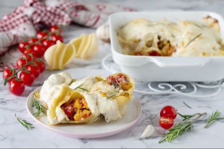 Conchiglioni ao forno com ragu de camarões e merluza ao açafrão