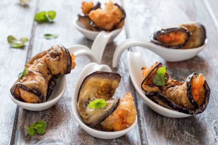 Rolinho frito de berinjela e camarão