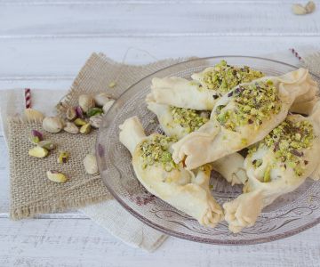 Balas de massa brisé com bresaola, queijo robiola e pistaches