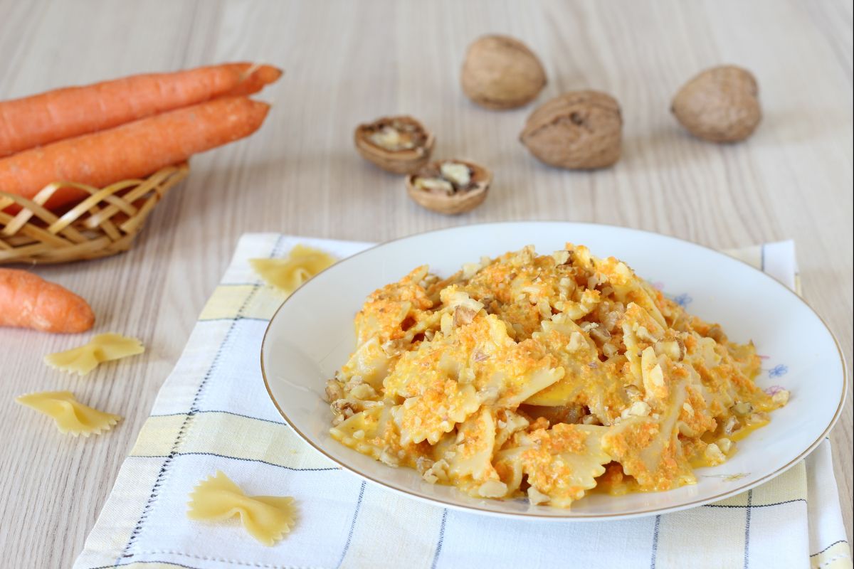 Farfalle com pesto de cenoura
