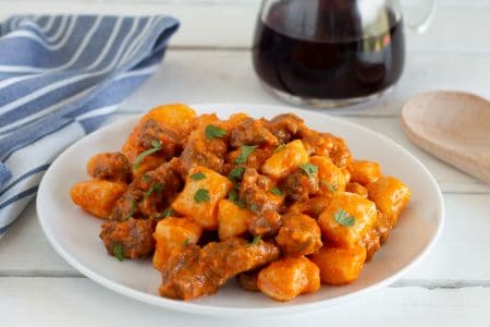 Nhoque de ricota com creme de pimentão e linguiça
