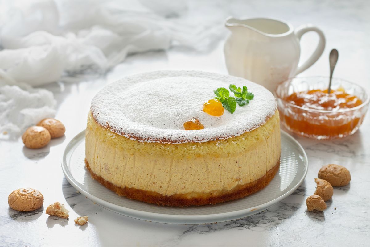 Torta vertida com creme de geleia de damasco