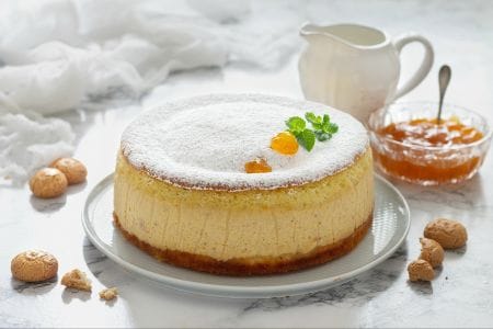 Torta vertida com creme de geleia de damasco