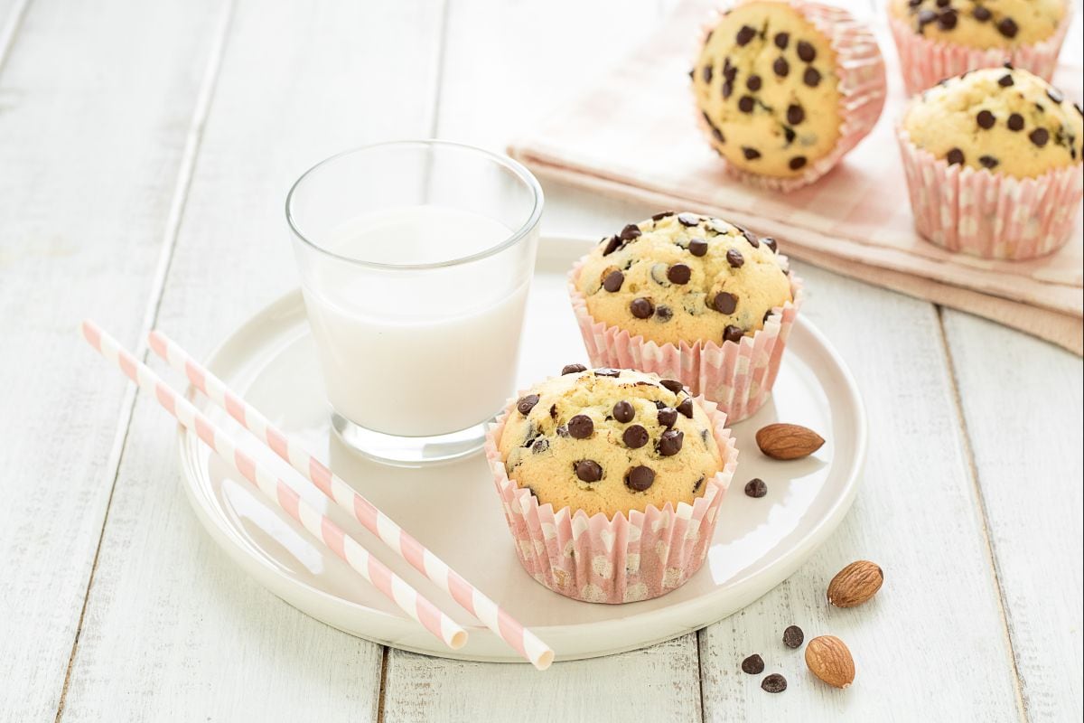 Muffin com leite de amêndoa e gotas de chocolate
