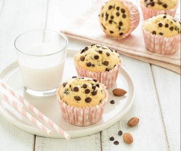 Muffin com leite de amêndoa e gotas de chocolate