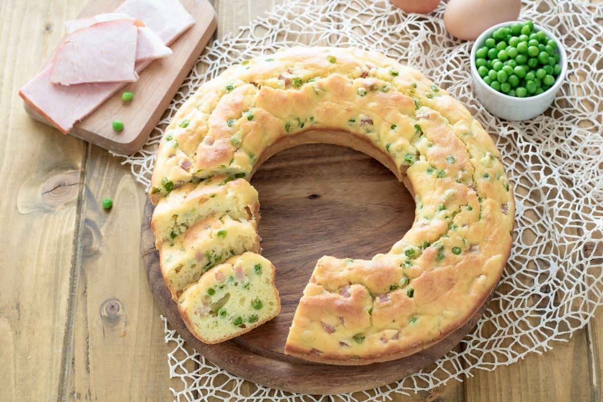 Bolo salgado de queijo robiola com ervilhas e presunto