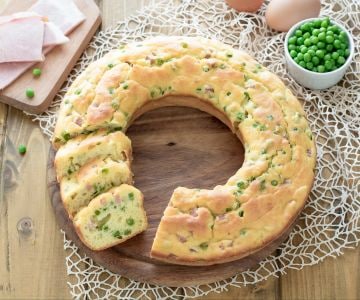Bolo salgado de queijo robiola com ervilhas e presunto