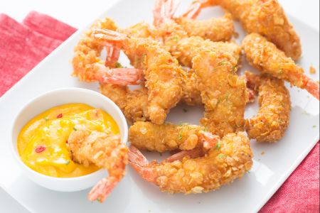 Fritura de camarão com molho de manga