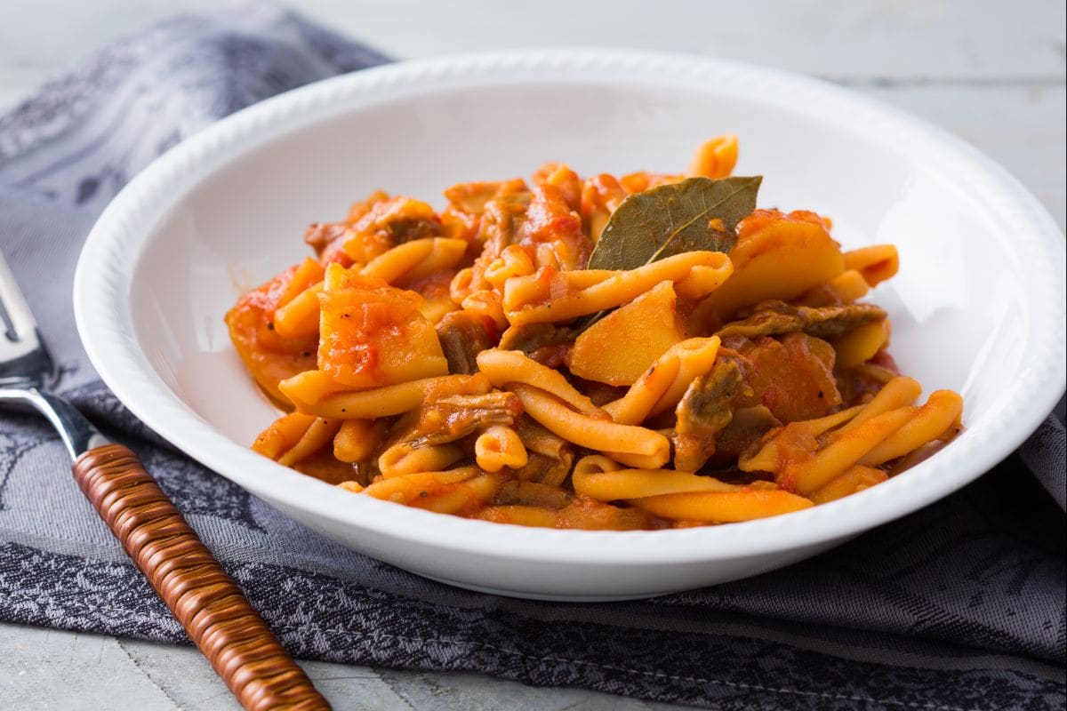 Massa de leguminosas com molho de batatas e cogumelos