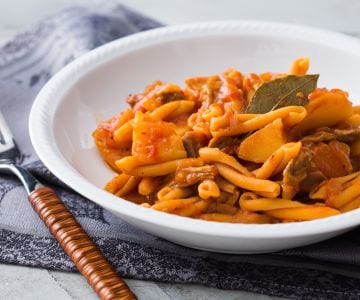Massa de leguminosas com molho de batatas e cogumelos