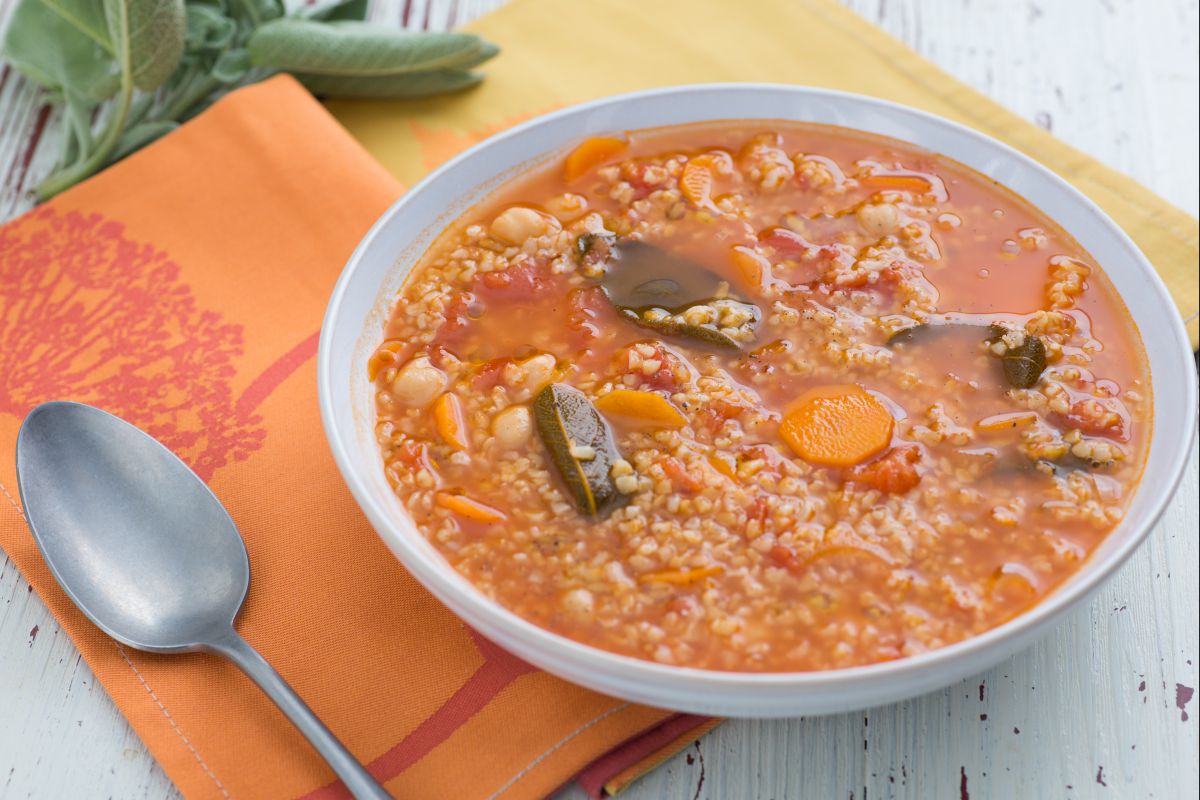 Sopa de tomate e grão-de-bico com bulgur