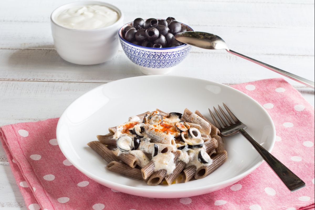 Penne de trigo sarraceno com iogurte e azeitonas