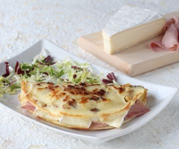 Crepe de batata com brie e presunto