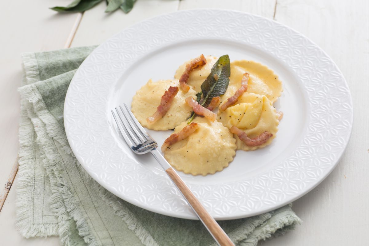 Ravioli com creme de queijo e ovos