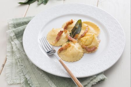 Ravioli com creme de queijo e ovos