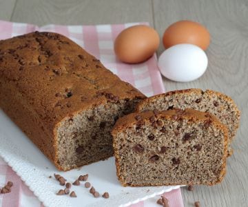 Bolo de trigo sarraceno com gotas de chocolate
