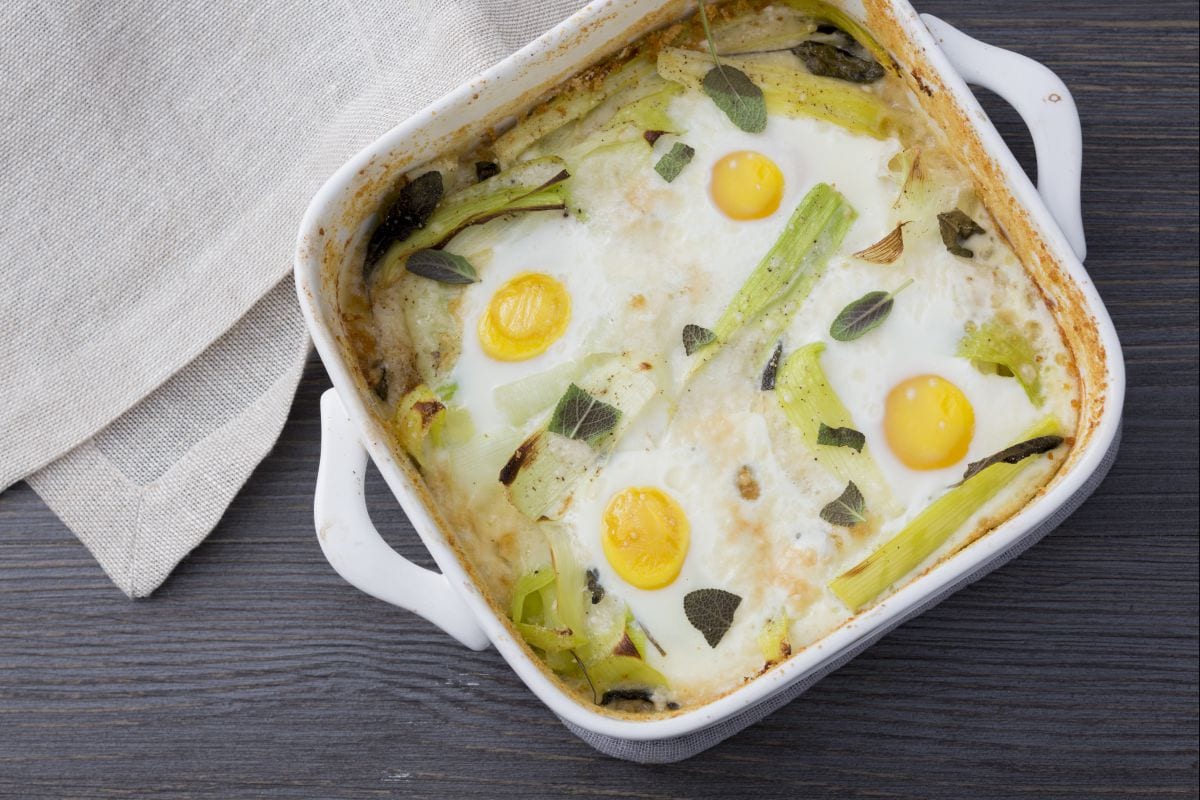 Alho-poró e ovos ao forno