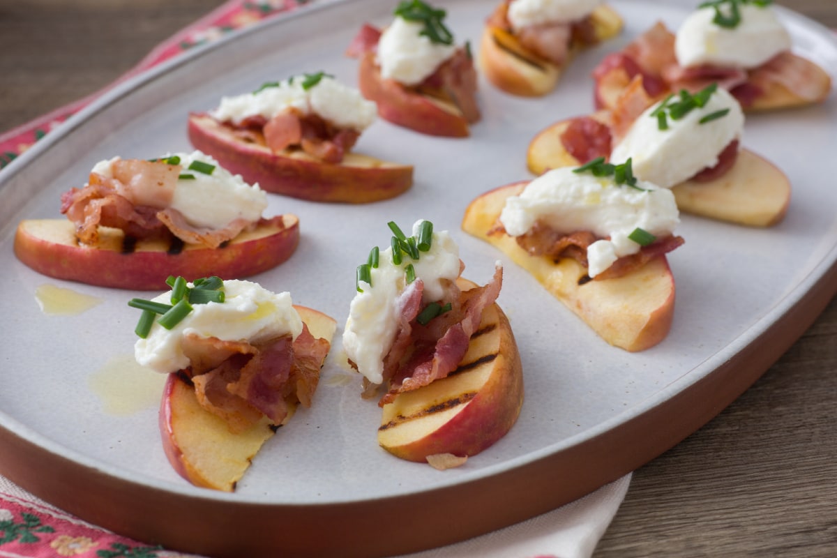 Crostini de maçã com bacon e queijo