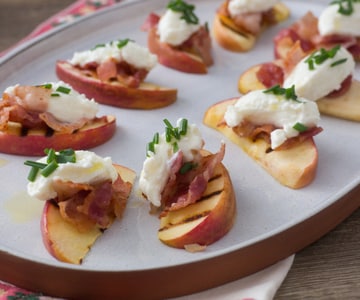 Crostini de maçã com bacon e queijo