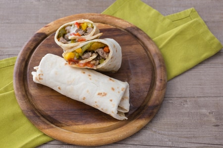 Piadina com linguiça e pimentões assados