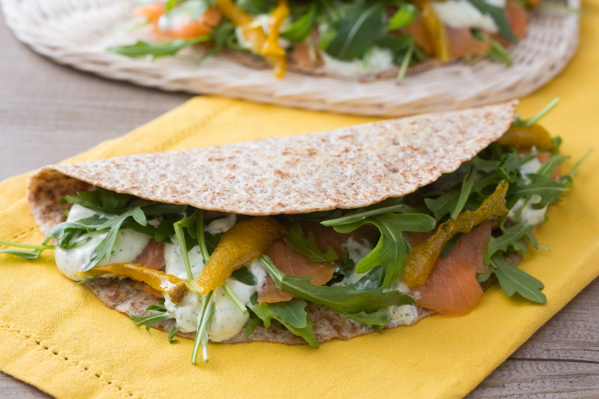 Piadina com salmão e molho de iogurte