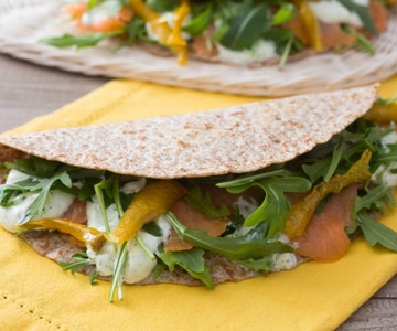 Piadina com salmão e molho de iogurte