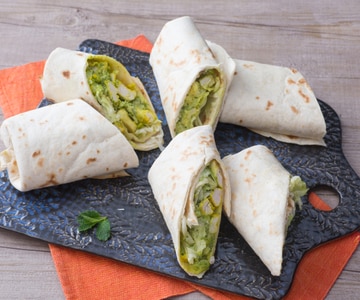 Piadina com frango ao curry e pesto de abobrinha