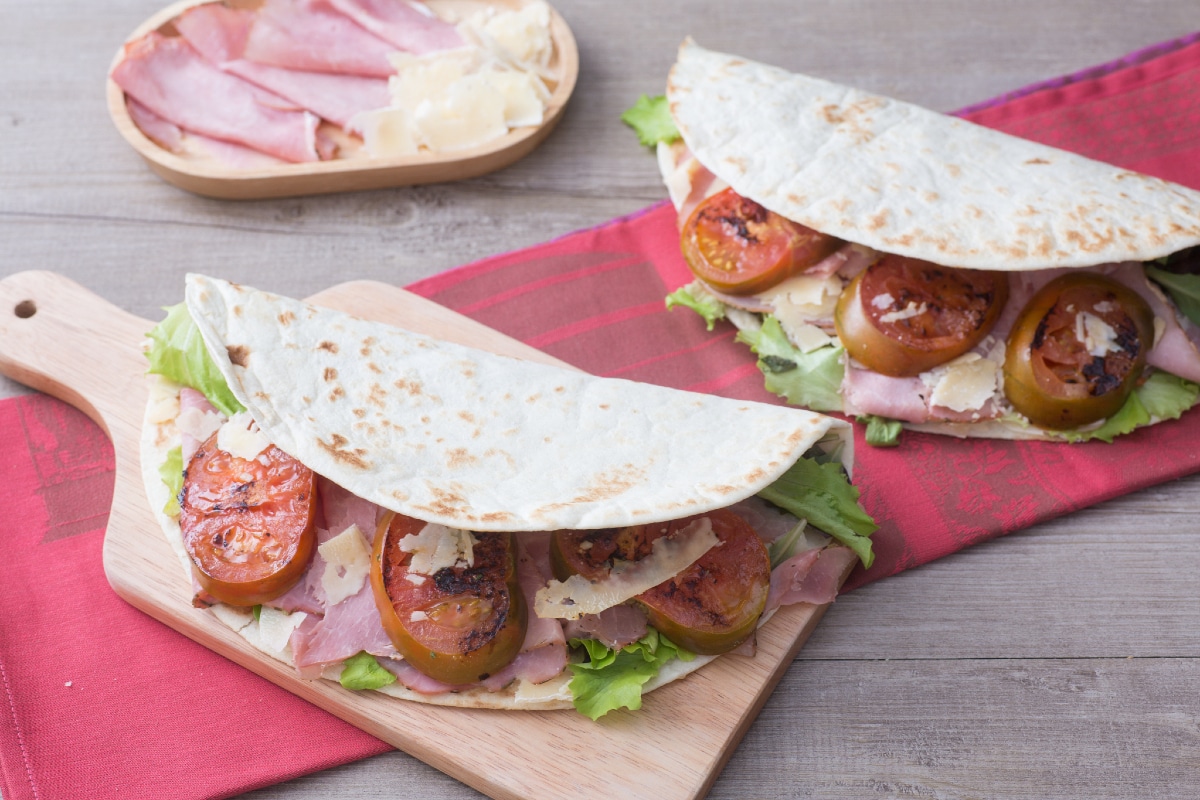 Piadina com presunto cozido, pecorino e tomates