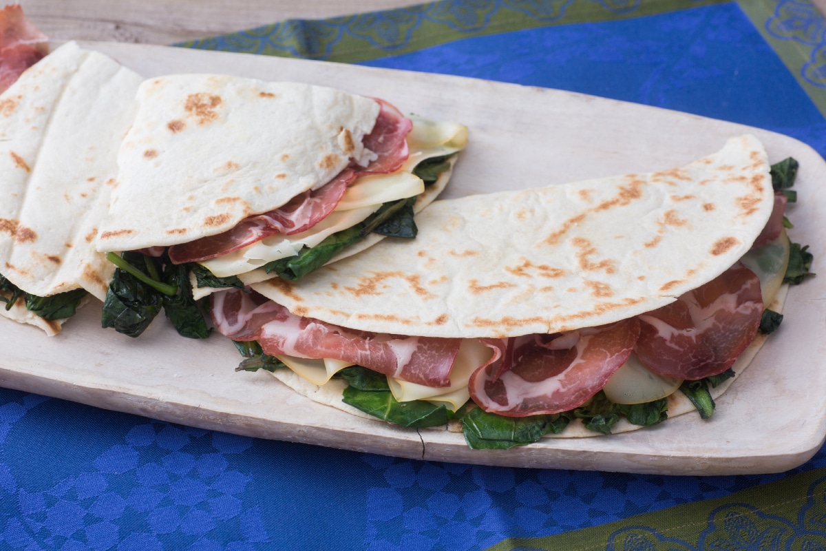 Piadina com copa, scamorza e ervas