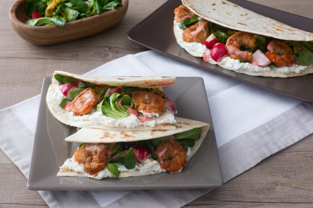 Piadina com camarões, flores de abóbora e salada