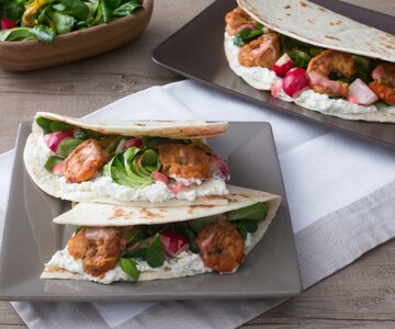 Piadina com camarões, flores de abóbora e salada