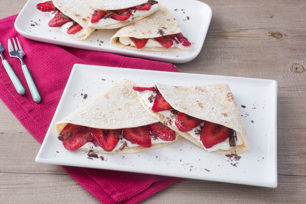 Piadina com creme de mascarpone, morangos e chocolate amargo