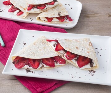 Piadina com creme de mascarpone, morangos e chocolate amargo