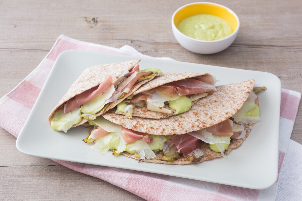 Piadina com presunto cru, pesto de favas e chicória