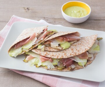 Piadina com presunto cru, pesto de favas e chicória