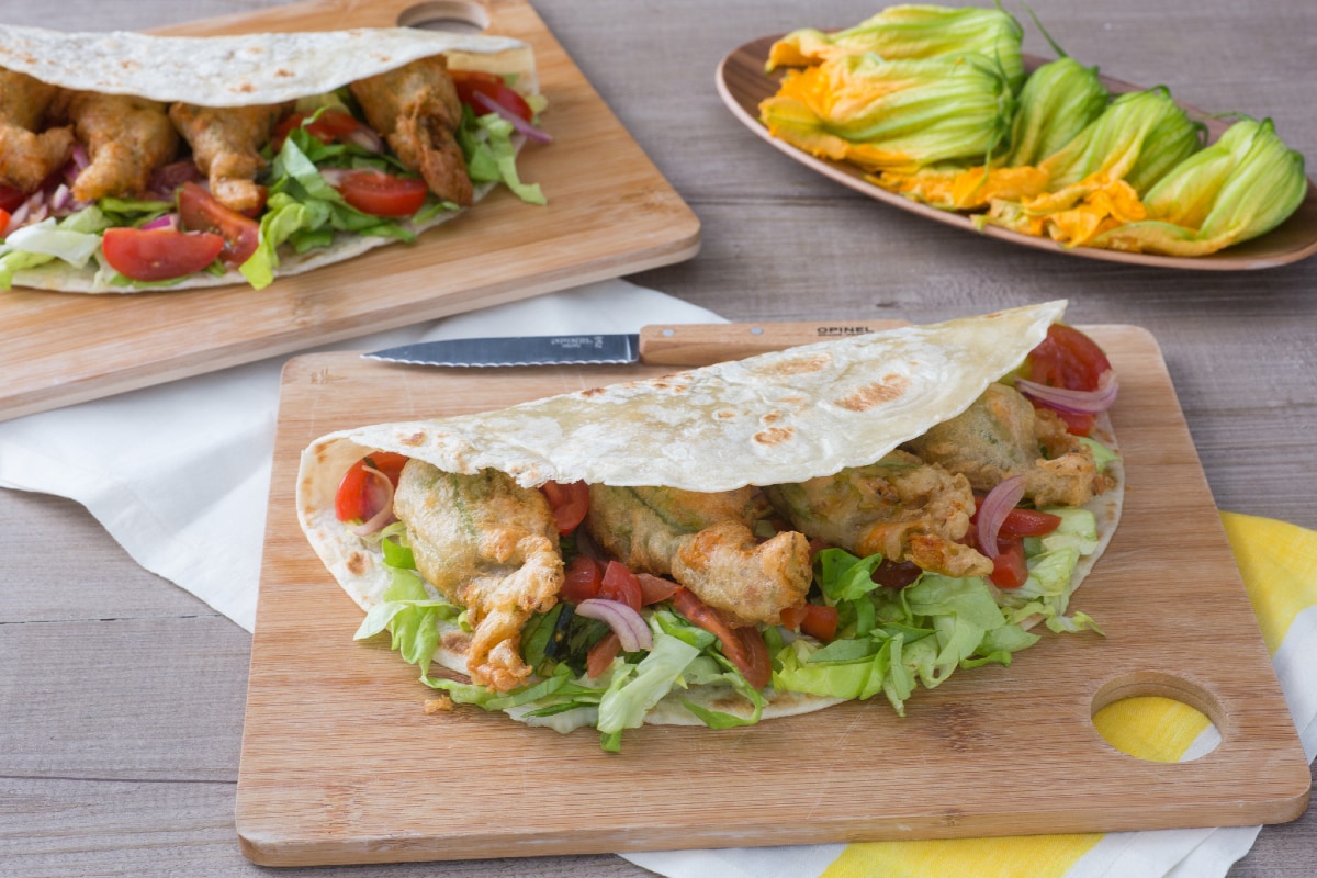 Piadina com flores de abobrinha recheadas e fritas