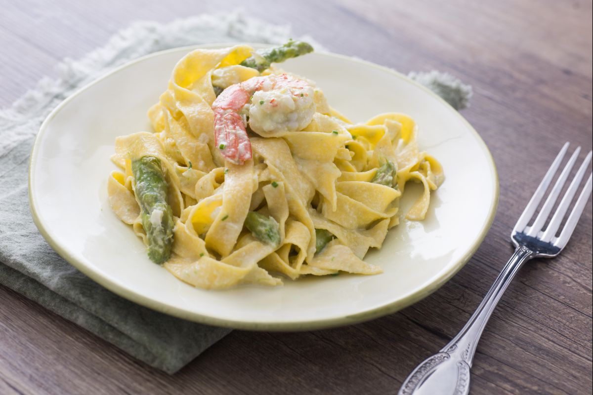 Pappardelle com aspargos e camarões