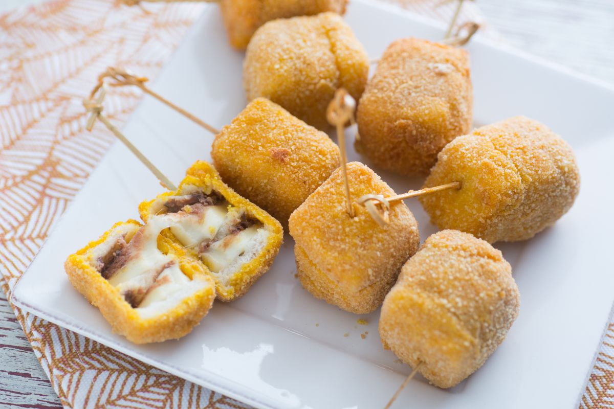 Espetinhos de muçarela e anchovas fritas
