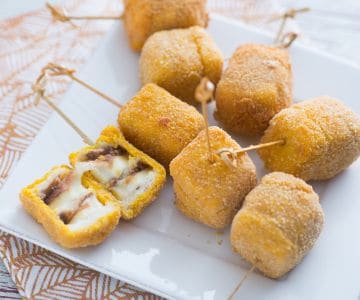 Espetinhos de muçarela e anchovas fritas