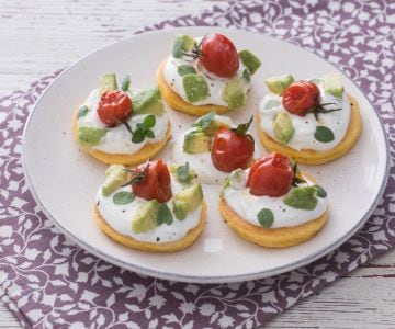Blinis de milho com skyr, abacate e tomatinhos assados