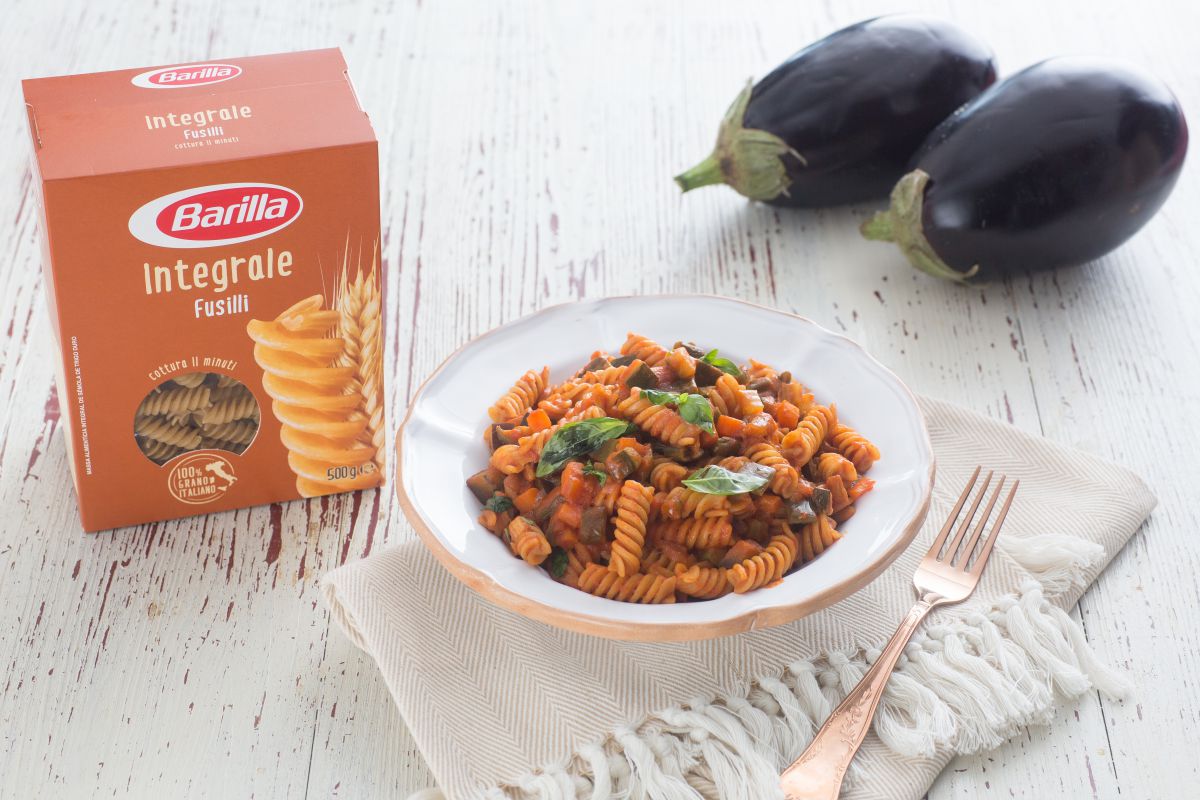 Fusilli integrais com ragu de legumes de verão