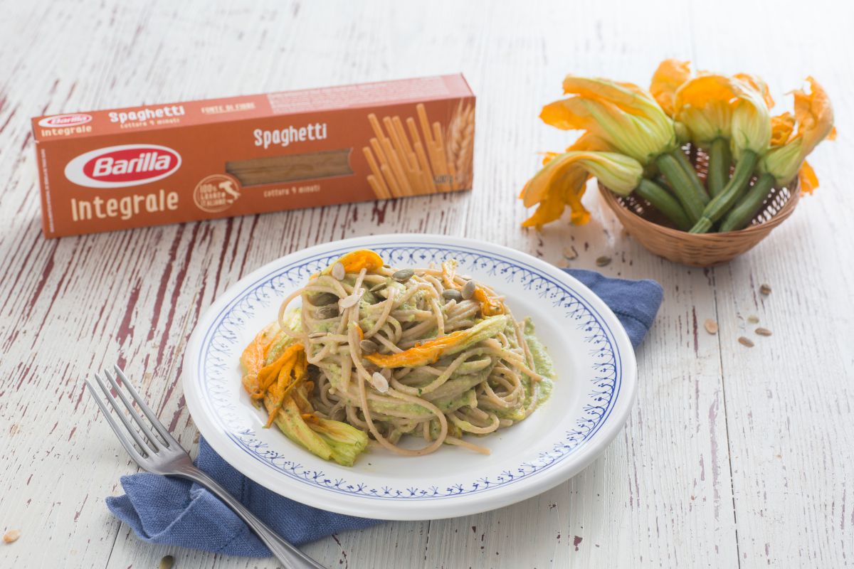 Espaguete integral com flores e creme de abobrinha